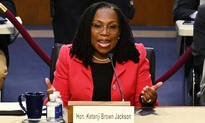 La jueza Ketanji Brown Jackson testifica en relación a su nominación para convertirse en jueza asociada de la Corte Suprema de EE. UU. durante la audiencia de confirmación del poder judicial del Senado en Capitol Hill, en Washington el 22 de marzo de 2022. (Mandel Ngan-Pool/Getty Images)