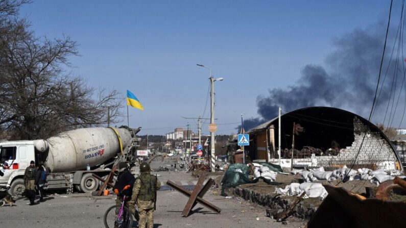 Soldados ucranianos hacen guardia en Irpin, al norte de Kiev, el 12 de marzo de 2022. (Sergei Supinsky /AFP vía Getty Images)
