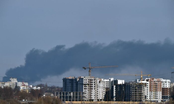 El humo se eleva sobre Irpin, al norte de Kyiv, Ucrania, el 12 de marzo de 2022. (Sergei Supinsky/AFP vía Getty Images)