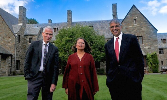 The authors of the Great Barrington Declaration at the American Institute for Economic Research, (L–R) Martin Kulldorff, Sunetra Gupta, and Jay Bhattacharya, on October 2020. (Taleed Brown/[CC BY 4.0 (ept.ms/2htXG3C)])
