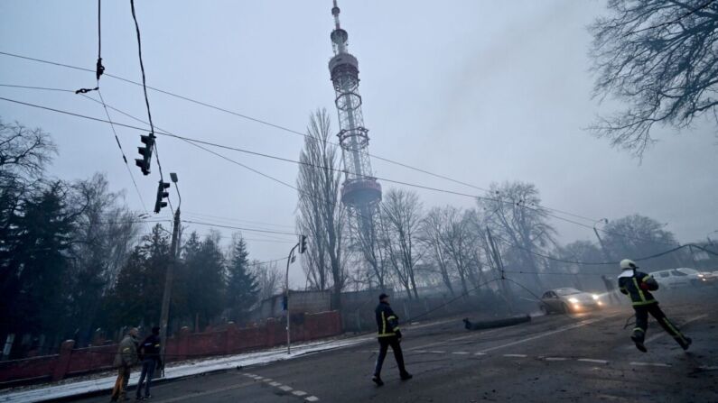 Un bombero corre tras un ataque aéreo ruso en la principal torre de televisión de Kiev en Kiev, Ucrania, el 1 de marzo de 2022. (Sergei Supinsky/AFP a través de Getty Images)