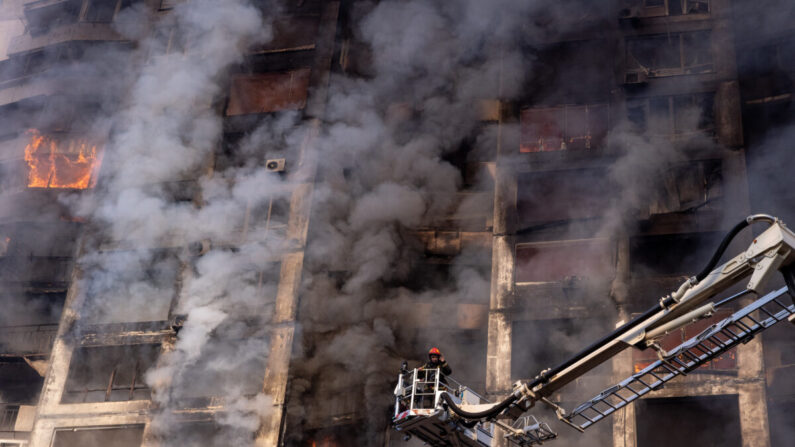 Bomberos extinguen un incendio en un edificio residencial que fue objeto de un ataque ruso, en el distrito de Sviatoshynskyi, en Kiev, Ucrania, el 15 de marzo de 2022. (Chris McGrath/Getty Images)
