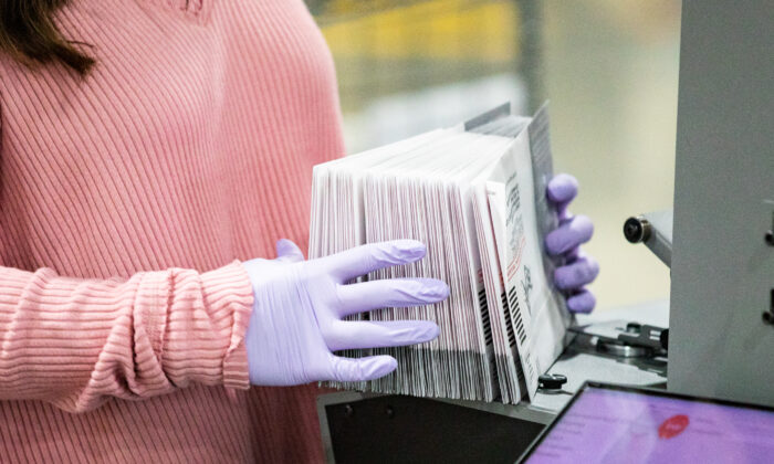 Unas personas cuentan los votos en una foto de archivo. (John Fredricks/The Epoch Times)