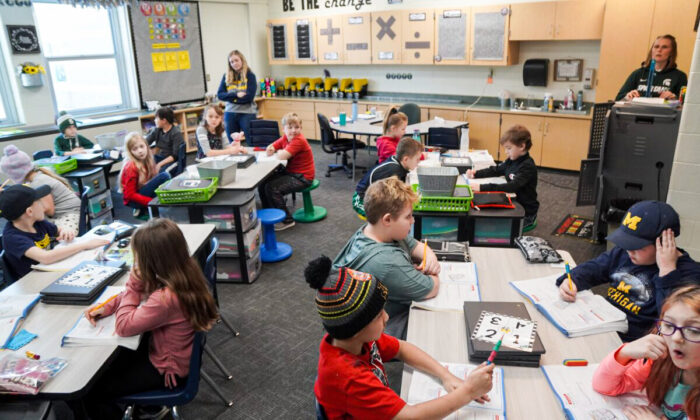 Una clase de tercer grado en Brown City Elementary en Brown City, Michigan, el 28 de enero de 2022. (Steven Kovac/The Epoch Times)
