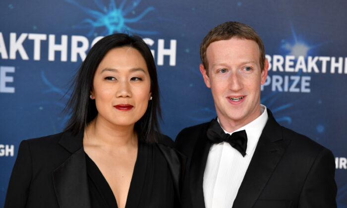 Priscilla Chan y Mark Zuckerberg asisten a la alfombra roja del Premio Breakthrough 2020 en el Centro de Investigación Ames de la NASA, en Mountain View, California, el 3 de noviembre de 2019. (Ian Tuttle/Getty Images for Breakthrough Prize)
