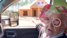 Nieto construye un hogar especial para su abuela y la cuida hasta que fallece