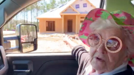 Nieto construye un hogar especial para su abuela y la cuida hasta que fallece