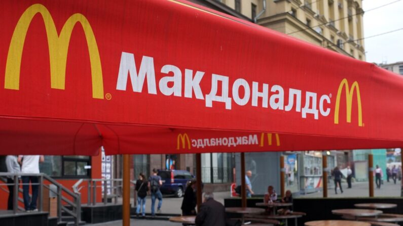 La gente se sienta en la terraza de un restaurante McDonald's cerrado en Moscú el 21 de agosto de 2014. (Alexander Nemenov/AFP vía Getty Images)