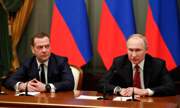 El líder ruso Vladimir Putin (d) y el primer ministro Dmitry Medvedev (i) se reúnen con miembros del gobierno en Moscú el 15 de enero de 2020. (DMITRY ASTAKHOV / SPUTNIK / AFP / Getty Images)