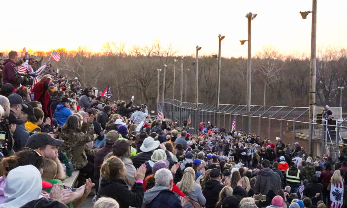 Mike Landis, coorganizador de Convoy del Pueblo, habla en el escenario del Hagerstown Speedway, en Hagerstown, Maryland, el 5 de marzo de 2022. (Enrico Trigoso/The Epoch Times)