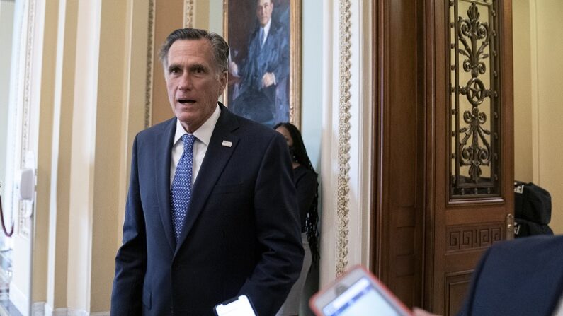 El senador Mitt Romney (R-Utah) habla con los periodistas en el Capitolio de Estados Unidos en Washington el 21 de septiembre de 2020. (Stefani Reynolds/Getty Images)