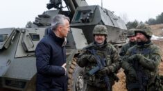 El jefe de la OTAN dice que Rusia podría usar armas químicas o biológicas en Ucrania