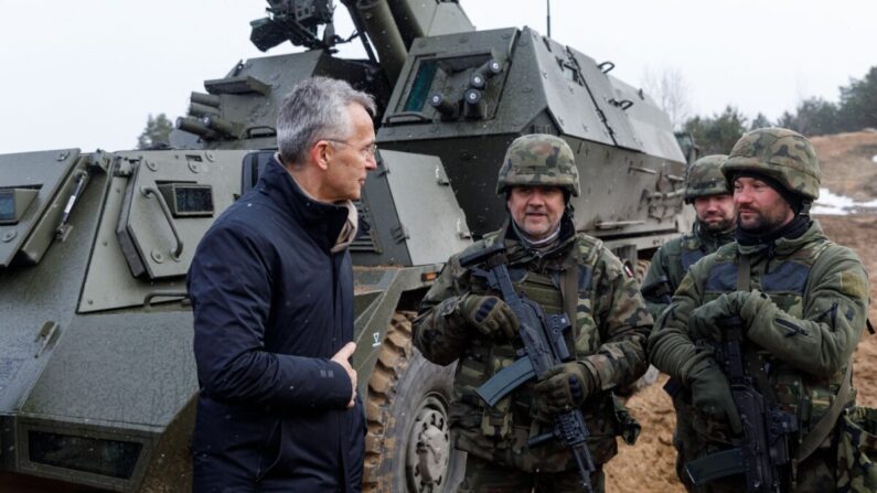 El secretario general de la OTAN, Jens Stoltenberg, habla con soldados durante una visita a la base militar de Adazi, al noreste de Riga (Letonia), el 8 de marzo de 2022. (Toms Norde/AFP vía Getty Images)