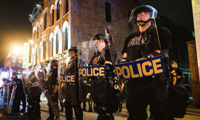 Policía antidisturbios en el centro de Broadway durante una protesta en Nashville, Tennessee, el 4 de junio de 2020. (Jason Kempin/Getty Images)
