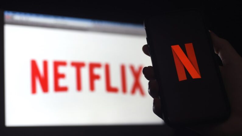 En esta ilustración fotográfica una computadora y la pantalla de un celular muestran el logo de Netflix en Arlington, Virginia, el 31 de marzo de 2020. (Olivier Douliery/AFP vía Getty Images)