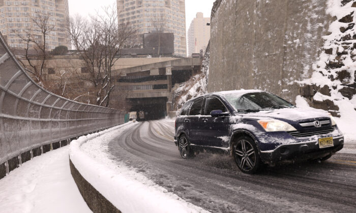 Un S.U.V. sube lentamente por una carretera empinada cubierta de nieve y aguanieve en West N.Y., N.J., el 29 de enero de 2022. (Michael Loccisano/Getty Images)