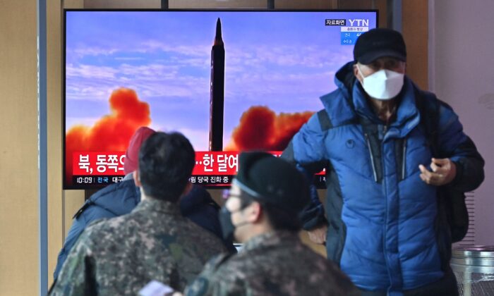 La gente mira una pantalla de televisión que muestra una transmisión de noticias con imágenes de archivo de una prueba de misiles de Corea del Norte, en una estación de tren en Seúl, Corea del Sur, el 27 de febrero de 2022. (Jung Yeon-je/AFP a través de Getty Images)
