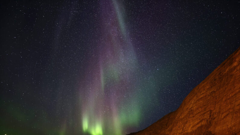 La aurora boreal es visible en Kangerlussuaq, Groenlandia, el 10 de septiembre de 2021. (Mario Tama/Getty Images)