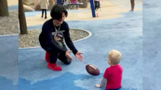 Adorable momento en el que un adolescente invita a niño sin piernas a jugar a la pelota