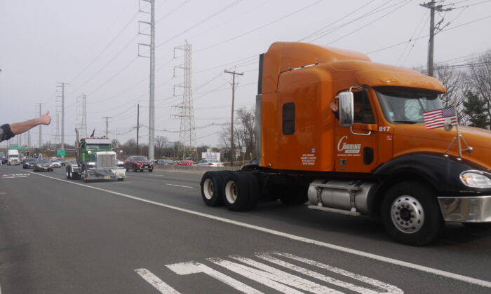 Camiones y vehículos del Convoy de Nueva Jersey en una carretera, en Edison, Nueva Jersey, el 5 de marzo de 2022. (Ella Kietlinska/The Epoch Times)
