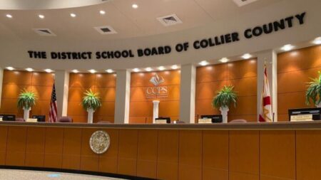 Corte Suprema de Florida sugiere ilegalidad de todos los libros de texto en distrito escolar del estado
