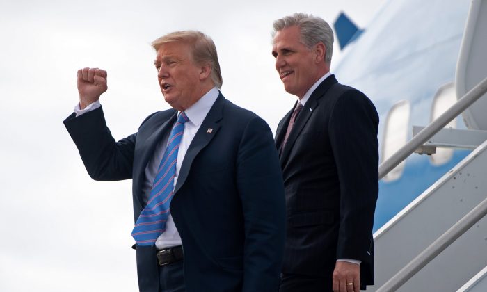 El presidente Donald Trump y el líder republicano de la Cámara Kevin McCarthy (R-Calif.) descienden del Air Force One al llegar al Aeropuerto Internacional de Los Ángeles en Los Ángeles, California, el 5 de abril de 2019. (Saul Loeb/AFP/Getty Images)