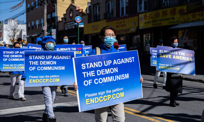 Practicantes de Falun Gong se reúnen para apoyar la renuncia de 390 millones de personas del Partido Comunista Chino y sus grupos asociados, en Brooklyn, Nueva York, el 27 de febrero de 2022. (Chung I Ho/The Epoch Times)