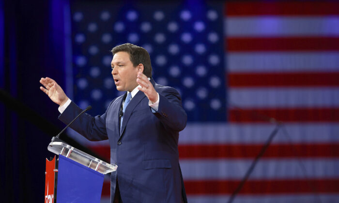 El gobernador de Florida Ron DeSantis habla en la Conferencia de Acción Política Conservadora (CPAC) en Orlando, Florida, el 24 de febrero de 2022. (Joe Raedle/Getty Images)