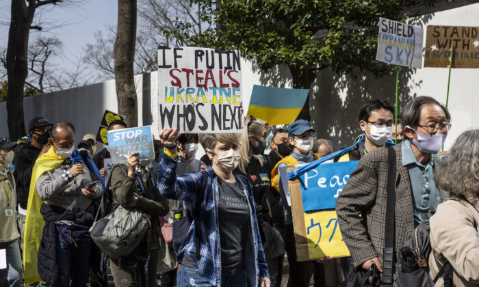 Manifestantes protestan contra la invasión rusa a Ucrania y marchan por el área de Shibuya en Tokio, Japón, el 5 de marzo de 2022. Las protestas han continuado en Japón tras la invasión rusa a Ucrania. Con más de 1 millón de personas que ahora han huido de la guerra, el gobierno japonés ha anunciado que aceptará refugiados ucranianos. (Yuichi Yamazaki/Getty Images)