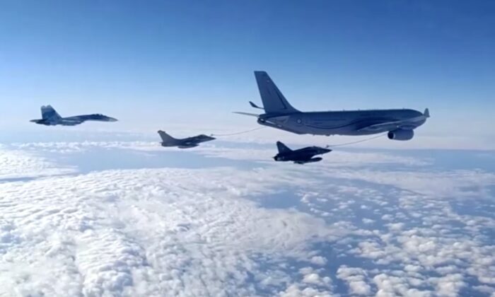 Un avión de combate ruso  escolta a un grupo de aeronaves militares de la OTAN sobre el Mar Negro, el 9 de diciembre de 2021. (Cortesía del Ministerio de Defensa de Rusia)
