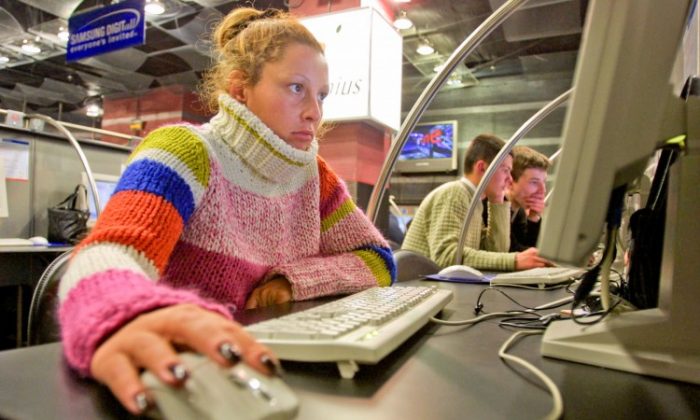 Una mujer utiliza un ordenador en el cibercafé Time Online en el centro de Moscú, Rusia, el 5 de mayo de 2002. (Oleg Nikishin/Getty Images)