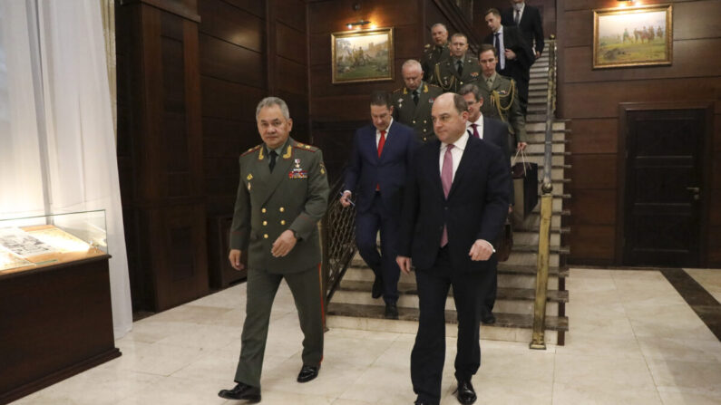 El secretario de Estado de Defensa del Reino Unido, Ben Wallace (derecha), y el ministro de Defensa de la Federación Rusa, Sergei Shoigu (izquierda), son vistos dentro del edificio del Ministerio de Defensa ruso en Moscú el 11 de febrero de 2022. (Tim Hammond/MoD Crown Copyright vía Getty Images)