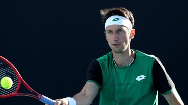 Sergiy Stakhovsky de Ucrania juega durante el tercer día del ATP 250 Great Ocean Road Open en Melbourne Park en Melbourne, Australia el 03 de febrero de 2021. (Graham Denholm/Getty Images)