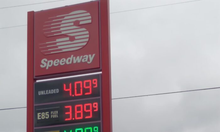 Por primera vez desde 2008, el precio de la gasolina superó los 4 dólares por galón. El 7 de marzo, el precio de la gasolina en una estación de Speedway en Brookville, Ohio, cerca de Dayton, estaba a 4,09 dólares el galón. La estación de British Petroleum (BP) de enfrente era más barata, a 3.71 dólares, pero al día siguiente también subió a 4,09 dólares el galón. (Michael Sakal/The Epoch Times)