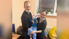 Pareja de Texas regresa a casa tras adoptar niño con parálisis en Ucrania: «Dios nos abrió la puerta»