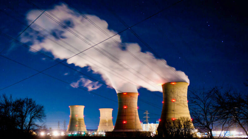 La planta nuclear de Three Mile Island se ve en las primeras horas de la mañana del 28 de marzo de 2011 en Middletown, Pa. (Jeff Fusco/Getty Images)