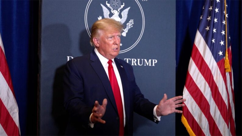 Donald Trump, 45º presidente de los Estados Unidos, responde a preguntas en una rueda de prensa antes de su discurso en la Conferencia de Acción Política Conservadora en The Rosen Shingle Creek en Orlando, Florida, el 26 de febrero de 2022. (Tal Atzmon/The Epoch Times)