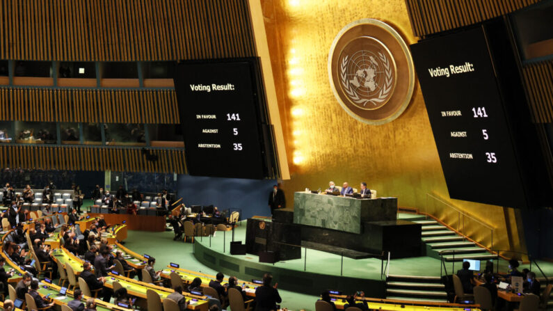 Resultados de una votación de la Asamblea General sobre una resolución se muestran en una pantalla durante una sesión especial de la Asamblea General en la sede de las Naciones Unidas en Nueva York el 2 de marzo de 2022. (Michael M. Santiago/Getty Images)