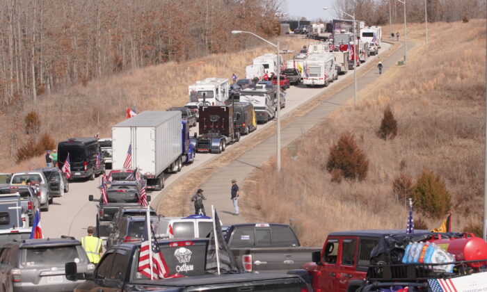 Camiones y vehículos del Convoy del Pueblo en una carretera de Missouri, el 28 de febrero de 2022. (Enrico Trigoso/The Epoch Times)
