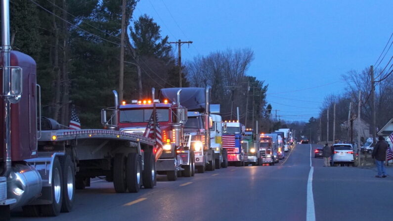 Un convoy de camiones con destino a la región de Washington, DC, pasando por Hagerstown, Maryland, el 4 de marzo de 2022. (Enrico Trigoso/The Epoch Times)