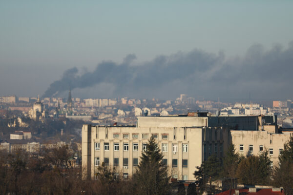 El humo sale del aeropuerto de Lviv después de que un ataque aéreo a primera hora de la mañana golpeara una planta de reparación de aviones, en Lviv, Ucrania, el 18 de marzo de 2022. (Charlotte Cuthbertson/The Epoch Times)