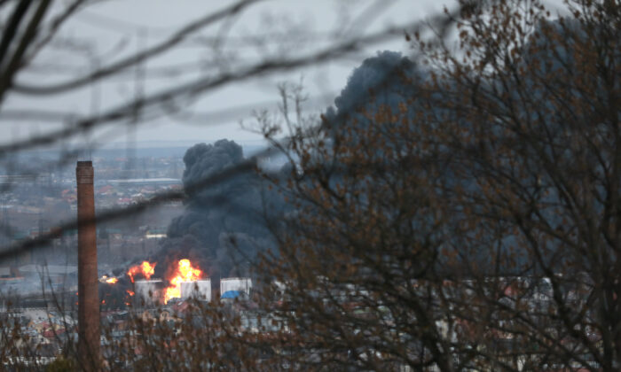 Un incendio y una nube de humo negro se observa en una zona industrial de Lviv, Ucrania, el 26 de marzo de 2022.  Las autoridades informaron de un ataque con misiles. (Charlotte Cuthbertson/The Epoch Times)