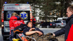Reportero de Fox News «seriamente» herido mientras cubría la guerra de Ucrania: funcionario