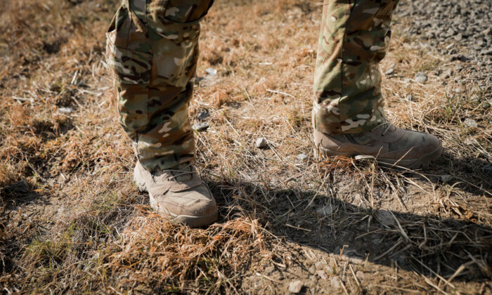 Un soldado polaco que se había alistado como combatiente extranjero en Ucrania se prepara para volver a casa después de que su base, el Centro Internacional de Seguridad y Mantenimiento de la Paz de Yaroviv, fuera bombardeada durante la noche en el oeste de Ucrania, el 13 de marzo de 2022. (Charlotte Cuthbertson/The Epoch Times)