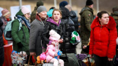 Refugiados de áreas muy afectadas del este de Ucrania llegan a Polonia y describen la angustia de huir