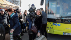 La frontera entre Ucrania y Polonia se inunda de ayuda mientras cruzan los refugiados