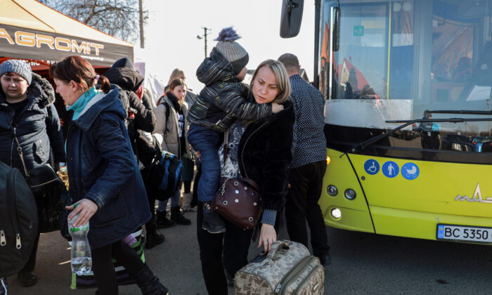 Ucranianos que escaparon de sus hogares llegan al oeste del país y al paso fronterizo de Medyka, Polonia, el 14 de marzo de 2022. (Charlotte Cuthbertson/The Epoch Times)