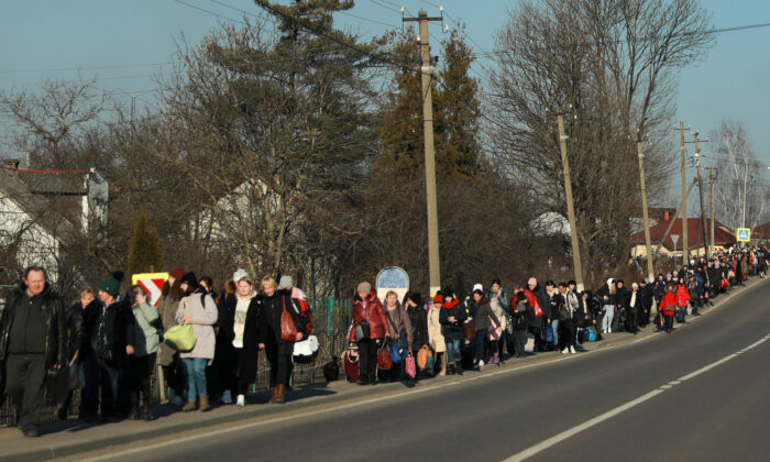 Millones de ucranianos han huido de sus hogares. Aquí están cruzando la frontera hacia Medyka, Polonia, desde el oeste de Ucrania, el 14 de marzo de 2022. (Dan Skorbach/NTD)