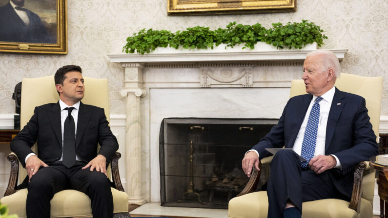 El presidente Joe Biden hace unas declaraciones mientras se reúne con el presidente de Ucrania Volodímir Zelenski en el Despacho Oval el 1 de septiembre de 2021. (Doug Mills-Pool/Getty Images)