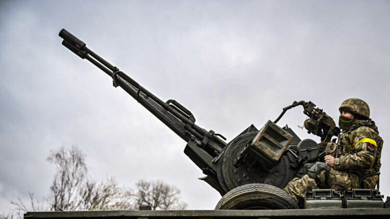 Un soldado ucraniano mantiene su posición sentado en un cañón antiaéreo ZU-23-2 en la línea del frente, al noreste de Kiev, Ucrania, el 3 de marzo de 2022. (Aris Messinis/AFP vía Getty Images)